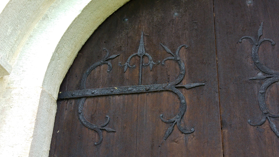 Dekorationer på kyrkans dörr i Lau