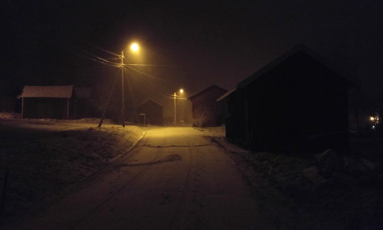 Snöig byväg en vinternatt i Sverige