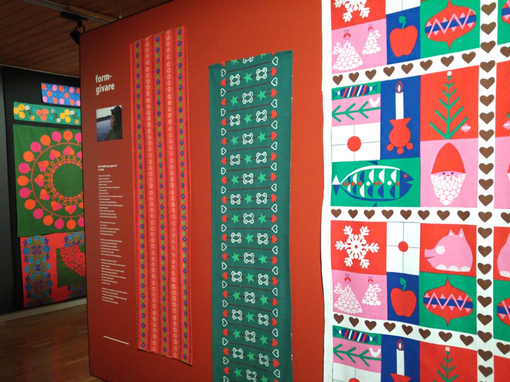 Foto från utställning på Malmö Museer med tryckta juldukar och bonader